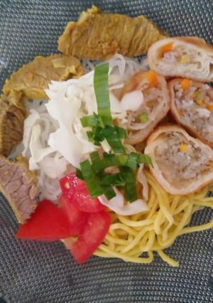 A picture of Noodles Soto with Spring Rolls.