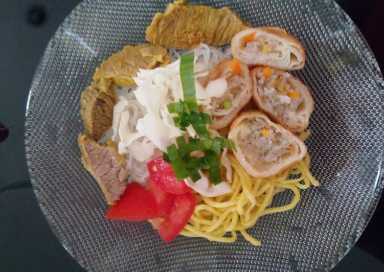 Get Breakfast of Noodles Soto with Spring Rolls