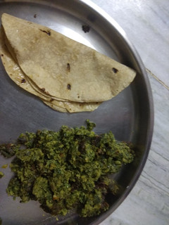 પાલક બેસન નું શાક (palak besan shaak recipe in gujarati) રેસીપી મુખ્ય ફોટો