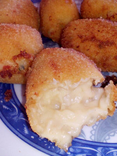 Una foto de Croquetas de pollo asado y chorizo