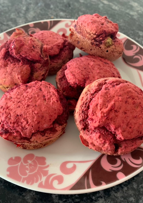 Una foto de Pancitos dulces de remolacha y banana veganos, sin azúcar y sin TACC