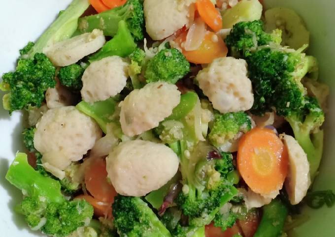 Cara membuat Tumis Brokoli Bakso Ikan