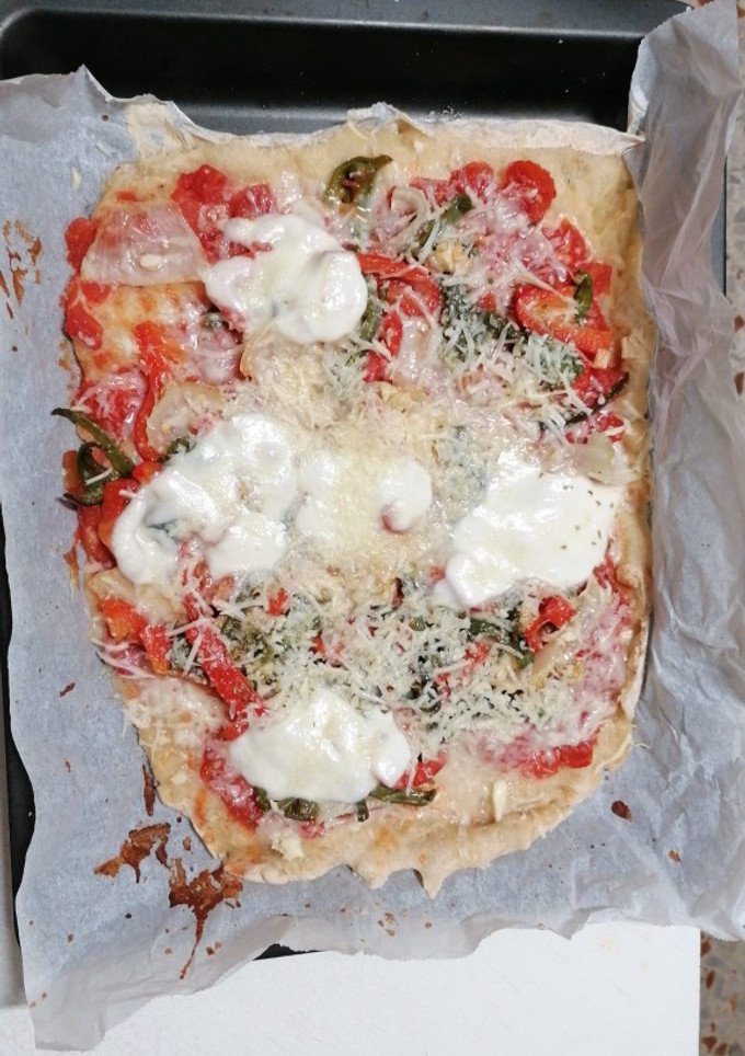 Una foto de Pizza casera al estilo de la gata