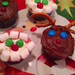 Christmas cupcakes A picture of Christmas cupcakes.