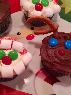 A picture of Christmas cupcakes.