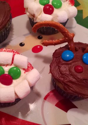 A picture of Christmas cupcakes.