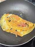 Omelete de bacon, queijo e cebolinha