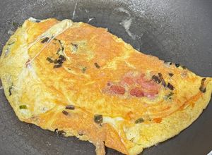 Foto de Omelete de bacon, queijo e cebolinha
