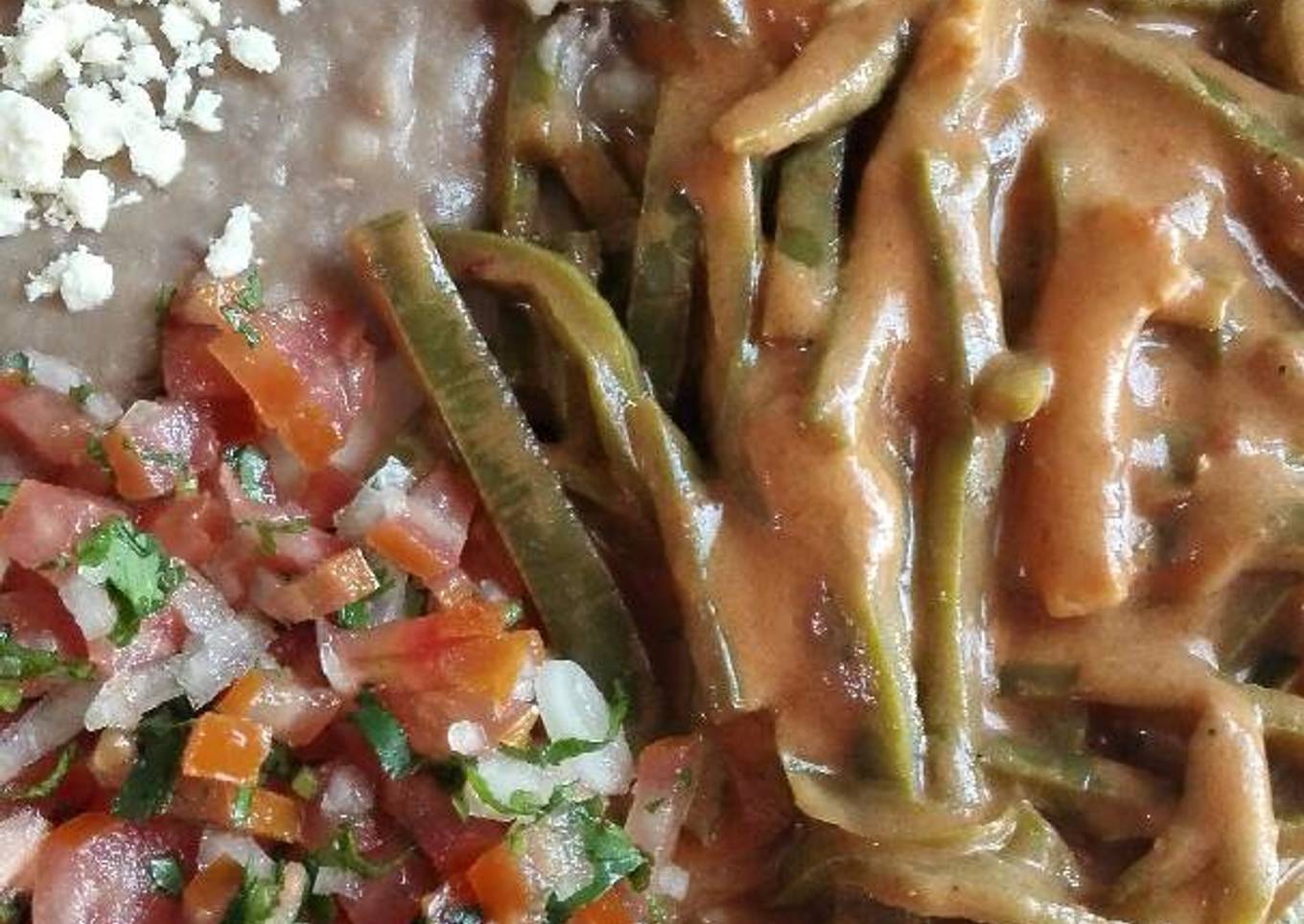 Nopales cremosos enchipotlados
