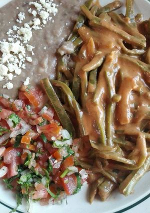 Una foto de Nopales cremosos enchipotlados