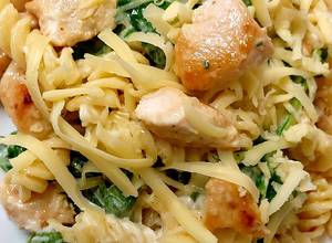 https://img-global.cpcdn.com/recipes/554522ba335431d7/300x220cq70/my-garlic-chicken-lemon-flavoured-pasta-with-spinach-recipe-main-photo.jpg