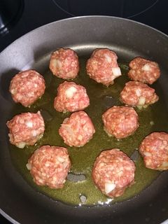 A picture of Meatballs in Tomoto Sauce.
