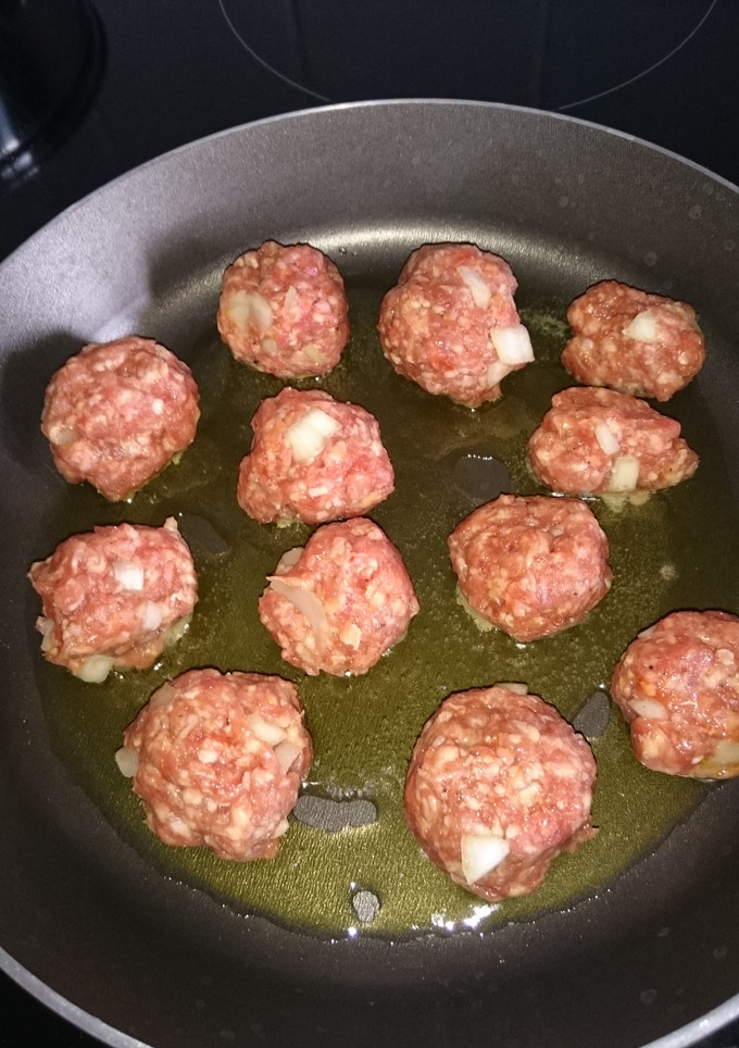 A picture of Meatballs in Tomoto Sauce.