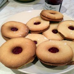 A picture of Jammie Dodgers.