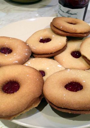 A picture of Jammie Dodgers.
