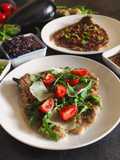 Melanzane impanate con pomodorini e rucola e con salsa di soia zenzero e sesamo