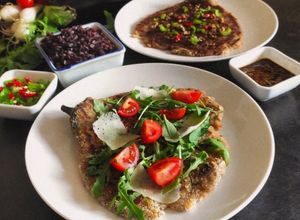 Foto di Melanzane impanate con pomodorini e rucola e con salsa di soia zenzero e sesamo