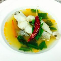 A picture of Tom Som / spicy and sour fish soup.