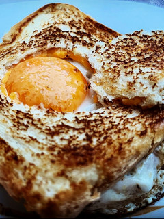 Una foto de Sándwich mixto con queso cheddar y huevo 🍳