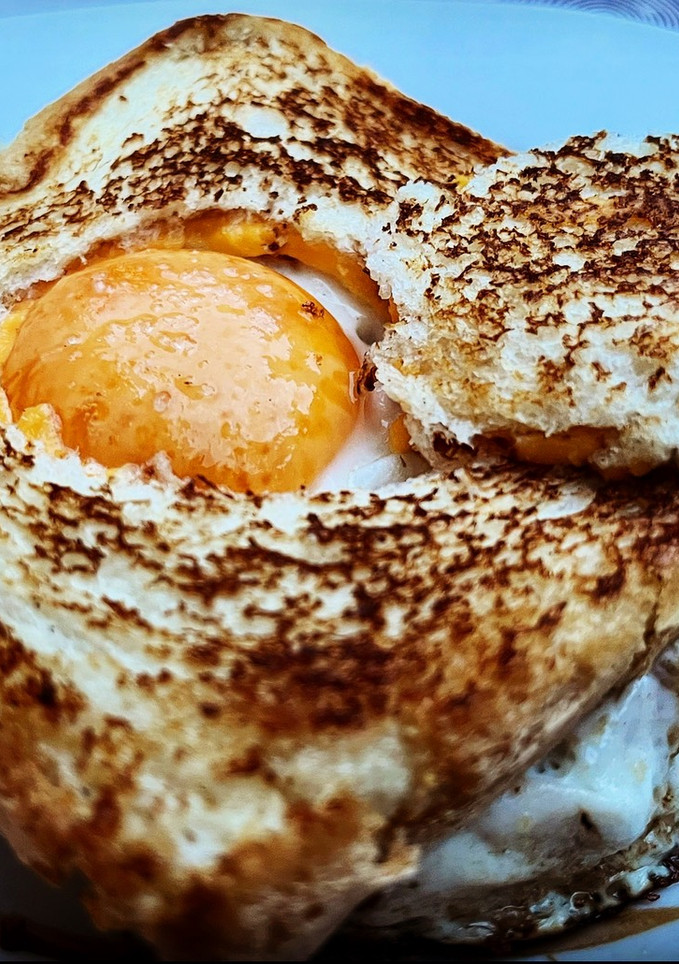 Una foto de Sándwich mixto con queso cheddar y huevo 🍳