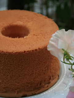 A picture of My Way to Remove a Chiffon Cake From the Pan.