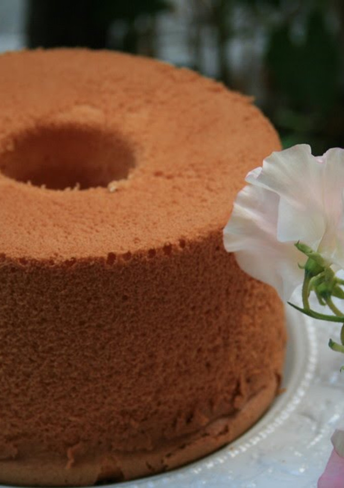 A picture of My Way to Remove a Chiffon Cake From the Pan.