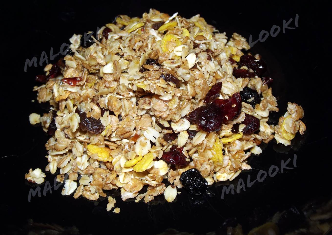 Dark chocolate and berry granola crumble