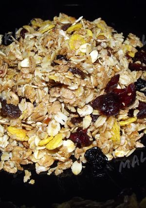 A picture of Dark chocolate and berry granola crumble.
