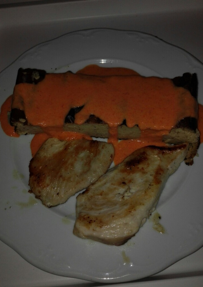 Una foto de Puding de coliflor y brócoli, en salsa de pimientos