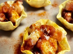 Una foto de Tartaleta casera de cebolla confitada con pulpo á feira