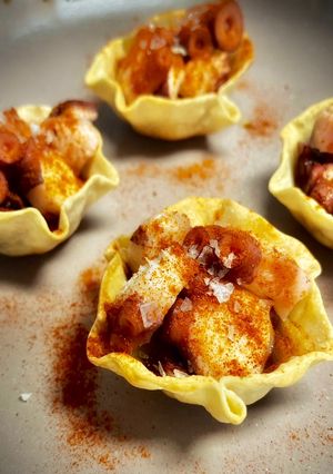 Una foto de Tartaleta casera de cebolla confitada con pulpo á feira