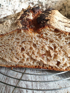 Una foto de Pan mezcla harinas con masa madre y sin amasado (en olla de hierro)