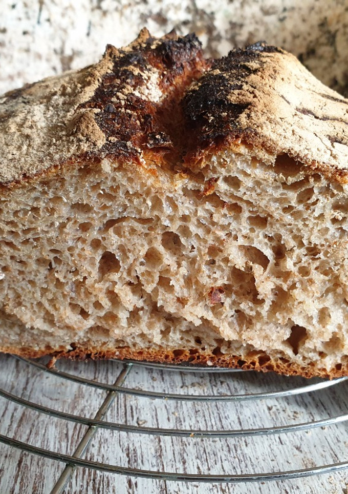 Una foto de Pan mezcla harinas con masa madre y sin amasado (en olla de hierro)