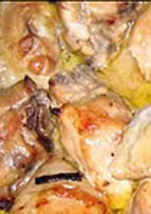 A picture of chicken with onion soup and wiping cream.