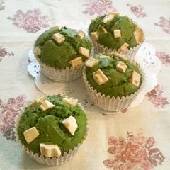 A picture of Matcha Muffins with White Chocolate.