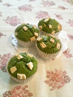 A picture of Matcha Muffins with White Chocolate.