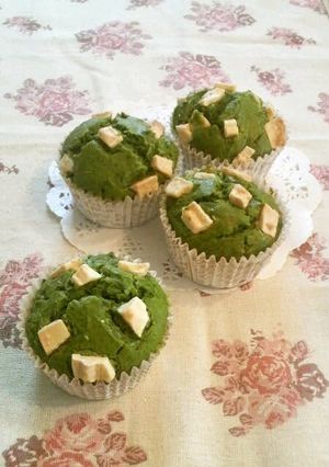 A picture of Matcha Muffins with White Chocolate.