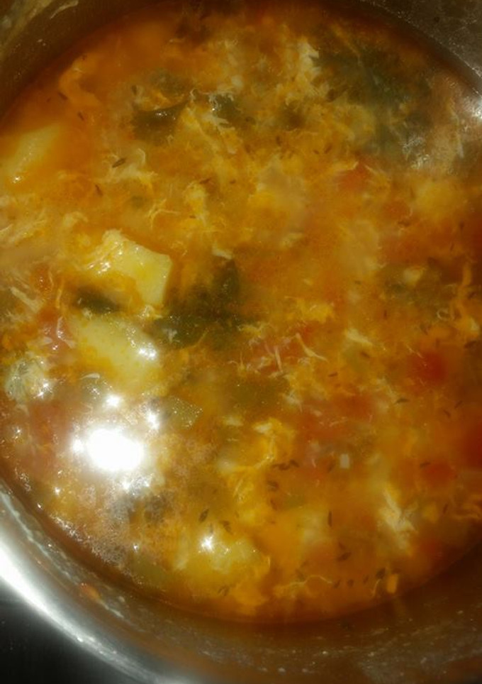 Una foto de Caldo verde con huevos