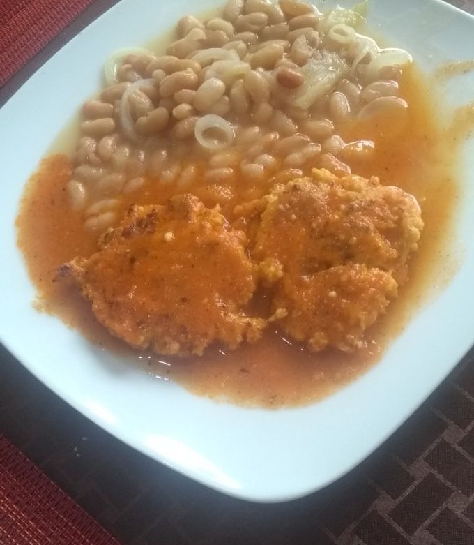 Una foto de Tortitas de pollo y avena con caldillo de jitomate