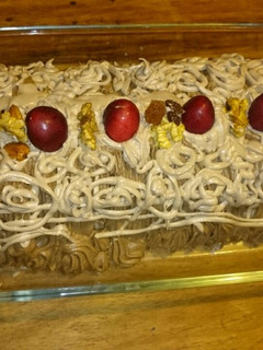 Una foto de Postre tronco de mousse de chocolate, cerezas y frutos secos