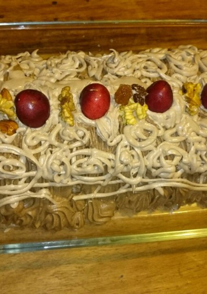 Una foto de Postre tronco de mousse de chocolate, cerezas y frutos secos