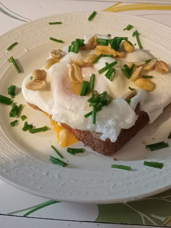 Una foto de Tostada con huevo poché