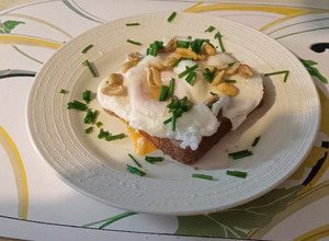 Una foto de Tostada con huevo poché