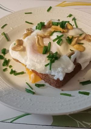 Una foto de Tostada con huevo poché