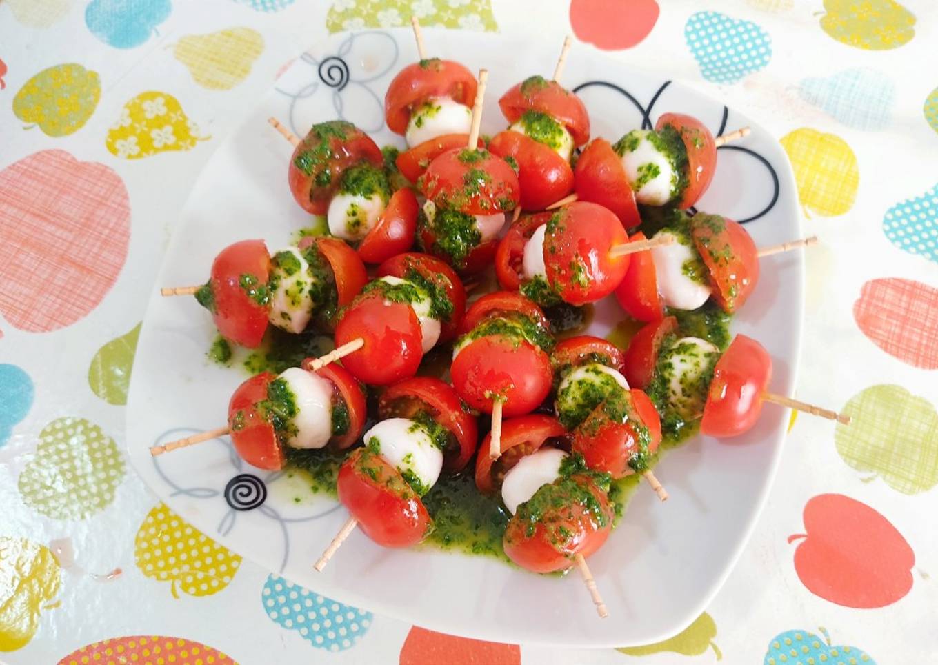 Pinchitos de cherrys y mozzarella con aliño de albahaca