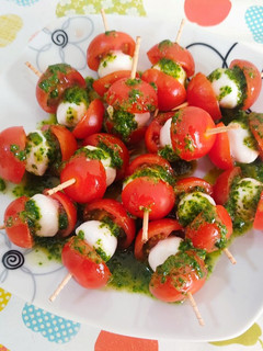 Una foto de Pinchitos de cherrys y mozzarella con aliño de albahaca