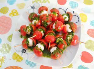 Foto principal de Pinchitos de cherrys y mozzarella con aliño de albahaca