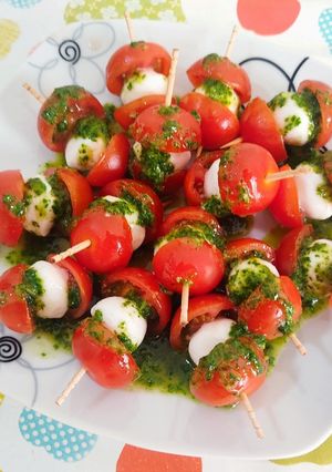 Una foto de Pinchitos de cherrys y mozzarella con aliño de albahaca