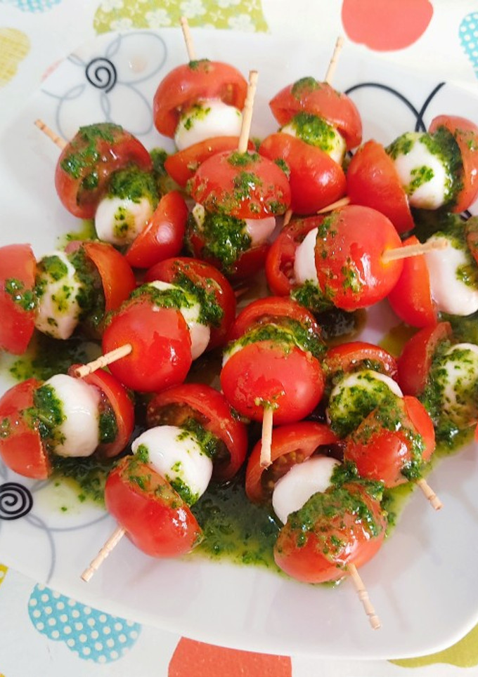 Una foto de Pinchitos de cherrys y mozzarella con aliño de albahaca