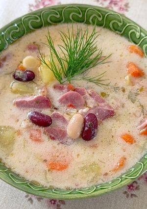 Tejfölös, habart, füstölt tarja leves, zöld fűszerekkel és zöldségekkel recept fotója
